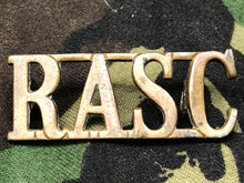 Lade das Bild in den Galerie-Viewer, Original WW2 British Army Brass Shoulder Title - RASC Army Service Corps - The Militaria Shop