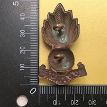 Load image into Gallery viewer, Original WW1/WW2 British Army Royal Artillery Cap Badge - The Militaria Shop