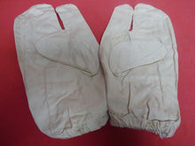 Load image into Gallery viewer, Original WW2 British Army Gunners Winter White Gloves - 1942 - The Militaria Shop