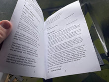 Lade das Bild in den Galerie-Viewer, Original British Army Dragoons Peaked Cap and Paper - Size 57cm - The Militaria Shop