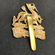 Load image into Gallery viewer, Original WW1 / WW2 Royal Berkshire Regiment Cap Badge - The Militaria Shop