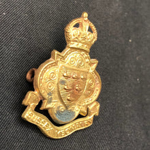 Charger l'image dans la galerie, Original British Army WW1 Sussex Yeomanry Cap Badge - The Militaria Shop