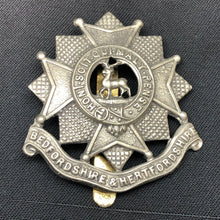 Charger l'image dans la galerie, Original WW1 / WW2 British Army Bedfordshire & Hertfordshire Regiment Cap Badge - The Militaria Shop