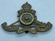 Load image into Gallery viewer, Original British Army WW1 / WW2 Royal Artillery Brass Cap Badge - The Militaria Shop