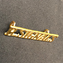 Lade das Bild in den Galerie-Viewer, Original WW2 British Army Brass Shoulder Title - Royal Signals - The Militaria Shop