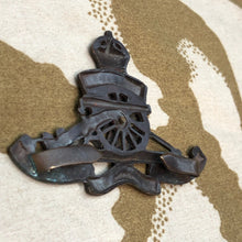 Load image into Gallery viewer, Original WW2 British Army Royal Artillery Officers Bronze Cap Badge - The Militaria Shop