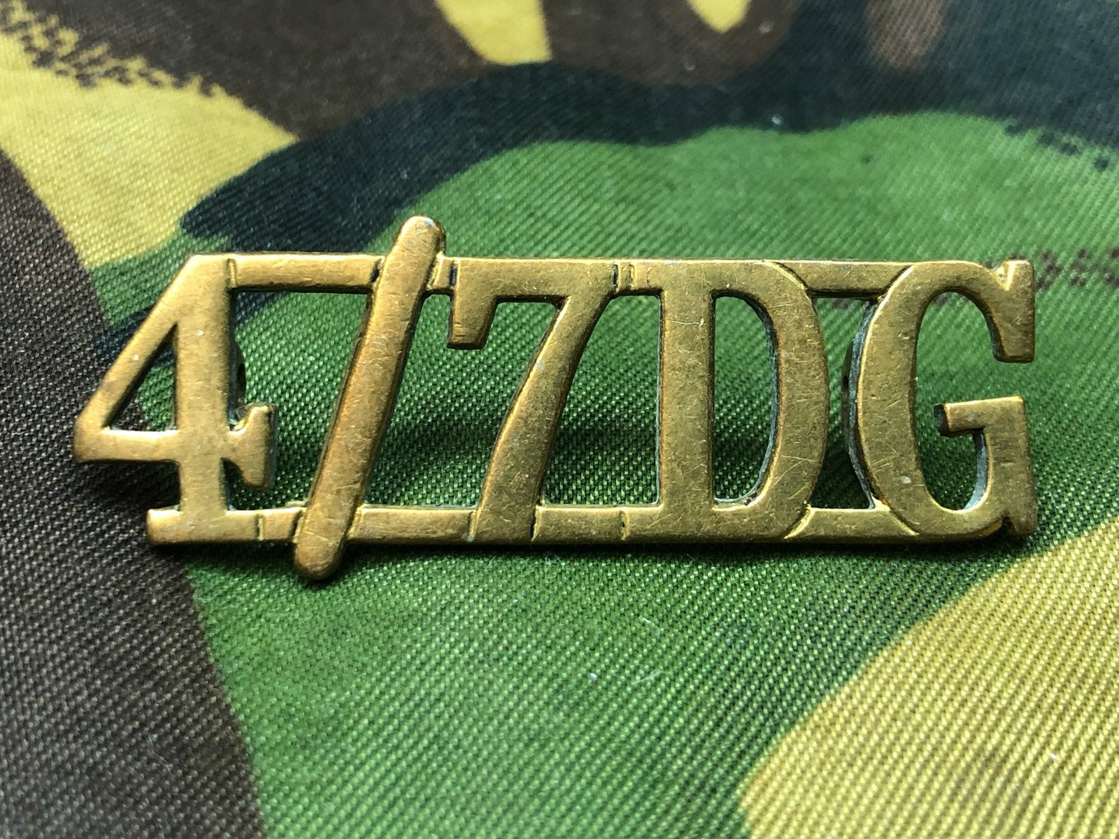 Genuine British Army WW2 Brass Shoulder Title - 4th/7th Dragoon Guards - The Militaria Shop