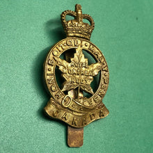 Charger l'image dans la galerie, Original Canadian Army Cap Badge - Royal Montreal Regiment - The Militaria Shop