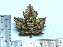 Lade das Bild in den Galerie-Viewer, Original WW1 / WW2 Canadian Army Cap / Collar Badge - The Militaria Shop