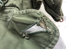 Lade das Bild in den Galerie-Viewer, Original Korean War Era British Army Middle Parka Detatchable Hood - The Militaria Shop
