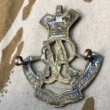 Charger l'image dans la galerie, British Army Queen Victoria's Oxfordshire Hussars Regiment Cap Badge - The Militaria Shop