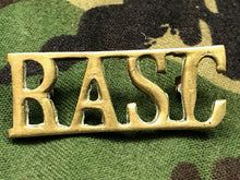 Lade das Bild in den Galerie-Viewer, Original WW2 British Army Brass Shoulder Title - RASC Army Service Corps - The Militaria Shop