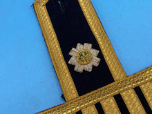 Lade das Bild in den Galerie-Viewer, Original Single British Army Scots Guards Bandsman's Epaulette / Wing / Swallows - The Militaria Shop