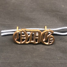 Lade das Bild in den Galerie-Viewer, Original WW1 British Army Queen's Dragoon Guards Brass Shoulder Title - The Militaria Shop