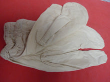 Charger l'image dans la galerie, Original WW2 British Army Gunners Winter White Gloves - 1942 - The Militaria Shop
