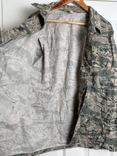 Charger l'image dans la galerie, Surplus US Air Force UCP Uniform Jacket 44R - The Militaria Shop
