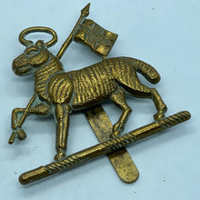 Load image into Gallery viewer, Original WW1 / WW2 The Queen's Royal Regiment (West Surrey) Cap Badge - The Militaria Shop