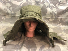 Lade das Bild in den Galerie-Viewer, Original Korean War Era British Army Middle Parka Detatchable Hood - Size Large - The Militaria Shop