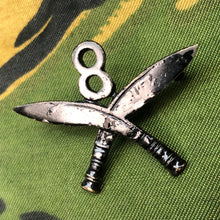 Lade das Bild in den Galerie-Viewer, Genuine British Army Cap Badge - 8th Gurkha Regiment - The Militaria Shop