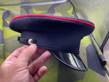 Lade das Bild in den Galerie-Viewer, Original British Army Yorkshire Regiment Peaked Cap - Size 56cm - The Militaria Shop