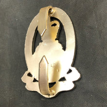 Charger l'image dans la galerie, Original British Army Cap Badge - The Queen's Lancashire Regiment - The Militaria Shop