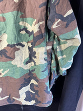 Lade das Bild in den Galerie-Viewer, Genuine US M65 Woodland Camouflage Field Jacket - Medium Long - The Militaria Shop