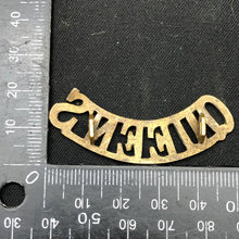 Lade das Bild in den Galerie-Viewer, Original WW1 British Army Brass Shoulder Title - Queen's Regiment - The Militaria Shop