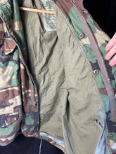 Lade das Bild in den Galerie-Viewer, Genuine US M65 Woodland Camouflage Field Jacket - Medium Long - The Militaria Shop