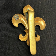 Lade das Bild in den Galerie-Viewer, Original WW2 British Army Cap Badge - Manchester Regiment - The Militaria Shop