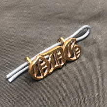 Lade das Bild in den Galerie-Viewer, Original WW1 British Army Queen's Dragoon Guards Brass Shoulder Title - The Militaria Shop