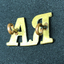 Load image into Gallery viewer, Original WW1/WW2 British Army RA Royal Artillery Shoulder Title - The Militaria Shop