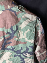 Lade das Bild in den Galerie-Viewer, Genuine US M65 Woodland Camouflage Field Jacket - Small Short - The Militaria Shop