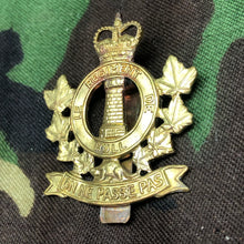 Load image into Gallery viewer, Original Canadian Army Le Régiment de Hull Beret / Cap Badge - The Militaria Shop