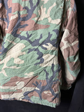 Lade das Bild in den Galerie-Viewer, Genuine US M65 Woodland Camouflage Field Jacket - Small Short - The Militaria Shop