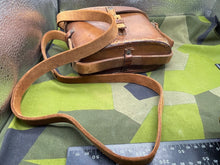 Charger l'image dans la galerie, Original Pair of British Army WW1 Dated Binoculars in Leather Case - The Militaria Shop