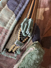 Lade das Bild in den Galerie-Viewer, Genuine US M65 Woodland Camouflage Field Jacket - Small Short - The Militaria Shop