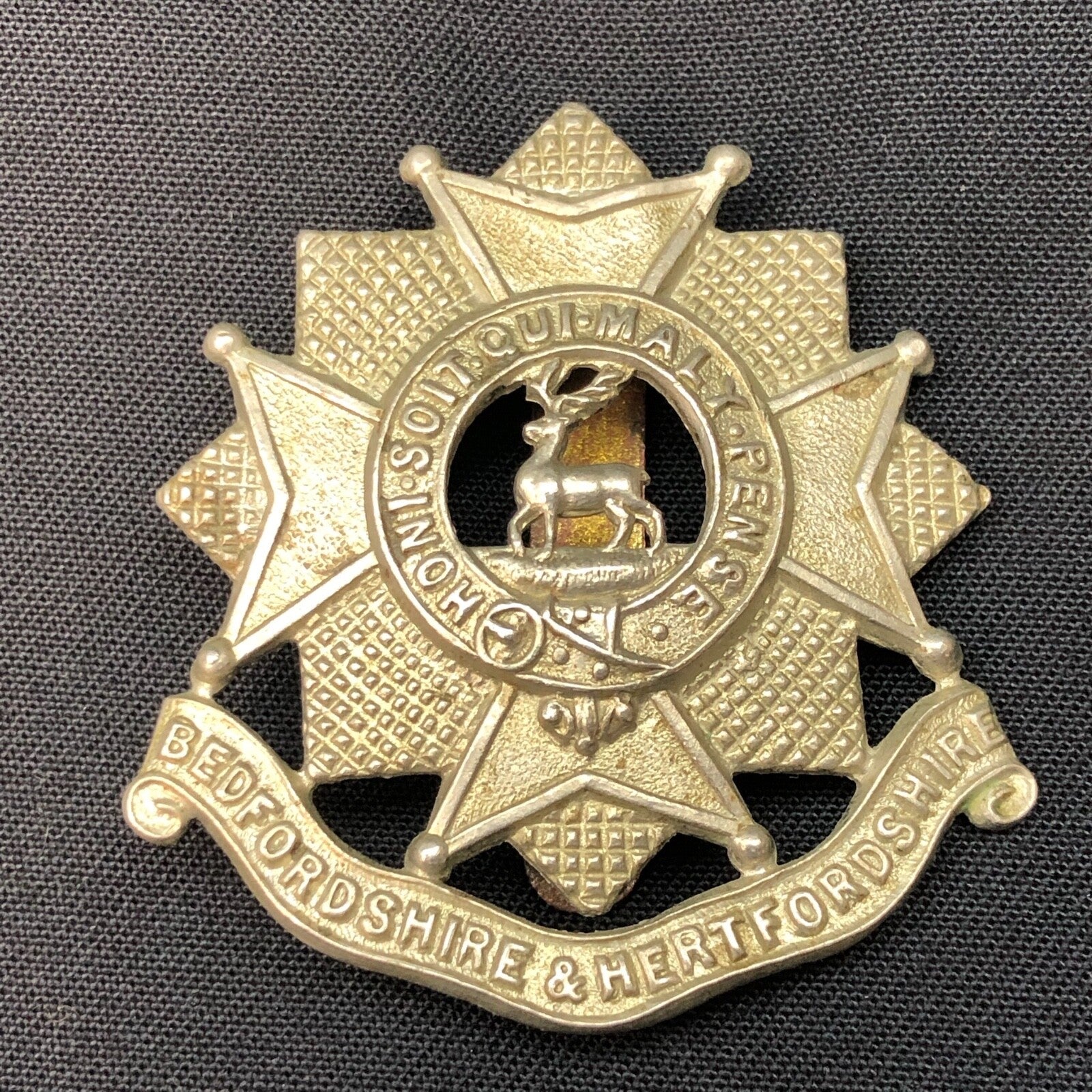 Original WW1 / WW2 British Army Bedfordshire & Hertfordshire Regiment Cap Badge - The Militaria Shop