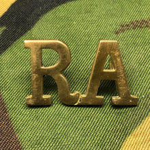 Lade das Bild in den Galerie-Viewer, Genuine British Army WW1 Brass Shoulder Title - Royal Artillery - The Militaria Shop