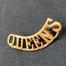 Lade das Bild in den Galerie-Viewer, Original WW1 British Army Brass Shoulder Title - Queen's Regiment - The Militaria Shop