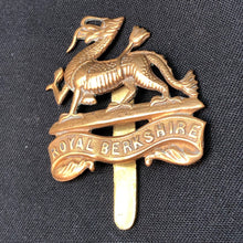 Load image into Gallery viewer, Original WW1 / WW2 Royal Berkshire Regiment Cap Badge - The Militaria Shop