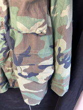 Lade das Bild in den Galerie-Viewer, Genuine US M65 Woodland Camouflage Field Jacket - Small Regular - The Militaria Shop