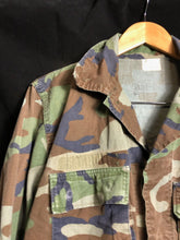 Load image into Gallery viewer, US Army Jacket Mens Woodland Camo Combat Military USA BDU Overshirt - 44" Chest - The Militaria Shop