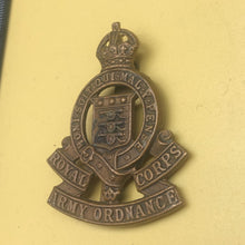 Charger l'image dans la galerie, Original WW2 British Army Royal Army Ordnance Corps RAOC Cap Badge - The Militaria Shop
