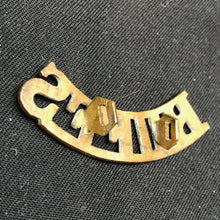 Lade das Bild in den Galerie-Viewer, Original WW1 British Army Brass Shoulder Title - Buffs East Kent Regiment - The Militaria Shop