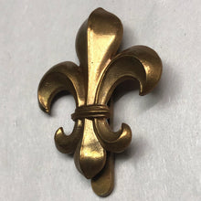 Load image into Gallery viewer, Original WW1 British Army Manchester Regiment Cap Badge - The Militaria Shop