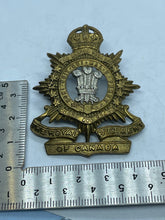 Charger l'image dans la galerie, Original WW1 / WW2 The Royal Regiment of Canada Cap Badge - The Militaria Shop