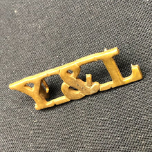 Load image into Gallery viewer, Original WW1 British Army Brass Shoulder Title - York & Lancaster Regiment - The Militaria Shop