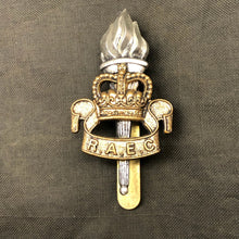 Charger l'image dans la galerie, Original British Army Cap/Beret Badge - Royal Army Education Corps - The Militaria Shop