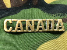 Charger l'image dans la galerie, Genuine Canadian Army WW1 Brass Shoulder Title - CANADA - The Militaria Shop