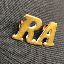 Load image into Gallery viewer, Original WW1/WW2 British Army RA Royal Artillery Shoulder Title - The Militaria Shop